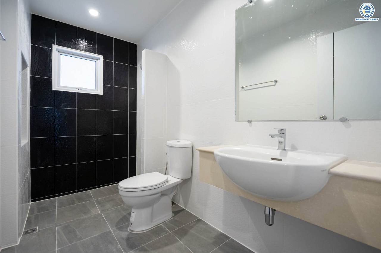 บ้านมือสองตกแต่งใหม่ โครงการ ชวนชื่นโมดัส ราชพฤกษ์-ท่าอิฐ เนื้อที่กว่า 53 ตร.ว. พร้อมฟังก์ชัน 3 ห้องนอน 3 ห้องน้ำ จอดรถได้ 2 คัน บนทำเลศักยภาพ เชื่อมต่อถนนรัตนาธิเบศร์ และถนนราชพฤกษ์ ทำเลใจกลาง 2 เซ็นทรัล ใกล้รถไฟฟ้า "สถานีบางรักน้อยท่าอิฐ"